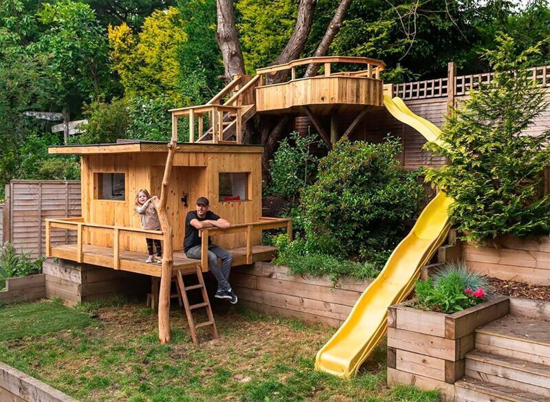 Отец двух дочек построил для них невероятный дом на дереве