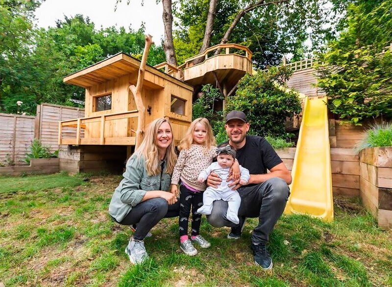Отец двух дочек построил для них невероятный дом на дереве