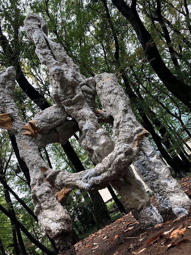 Японский скульптор создал жутковатый, но красивый Лес Отчаяния