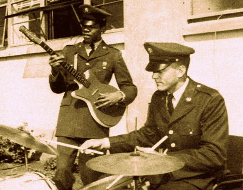 Рядовой Джеймс Хендрикс играет на гитаре, Форт Кэмпбелл, 1962 год.