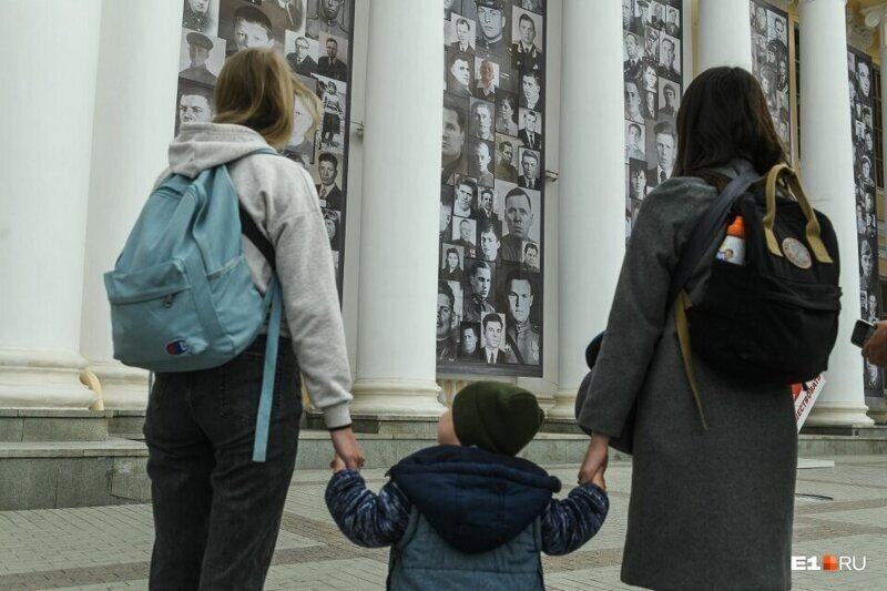 Здание железнодорожного вокзала в Екатеринбурге завесили огромными портретами ветеранов