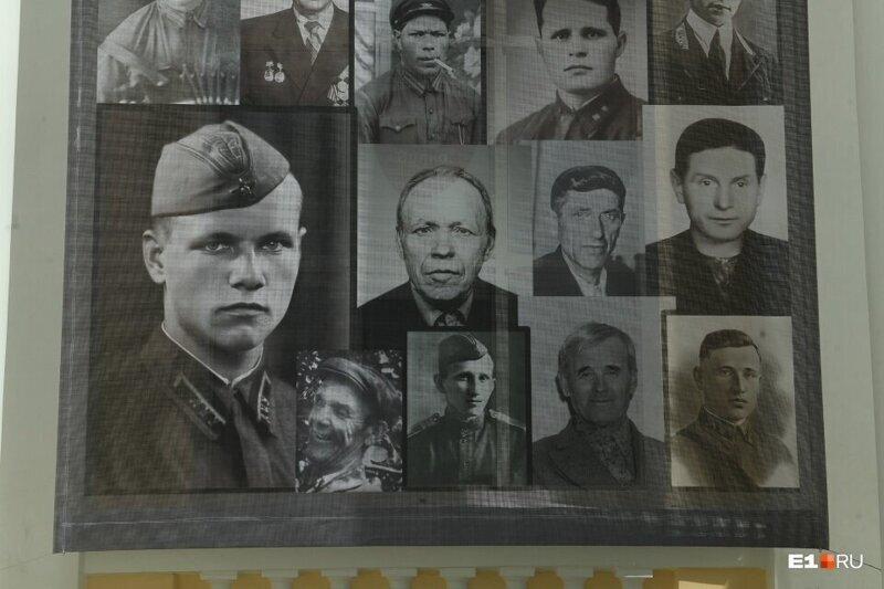 Здание железнодорожного вокзала в Екатеринбурге завесили огромными портретами ветеранов