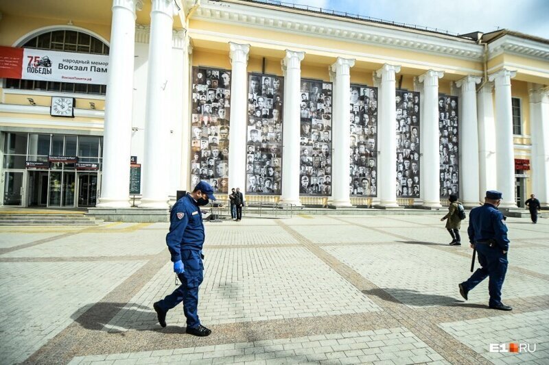 Здание железнодорожного вокзала в Екатеринбурге завесили огромными портретами ветеранов