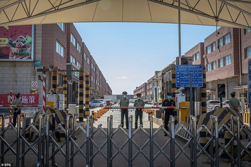 Полиция охраняет закрытый рынок "Синфади", район Фэнтай, Пекин, 14 июня 2020 г.