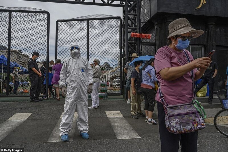 Жителей Пекина закрыли на карантин из-за появления нового штамма коронавируса