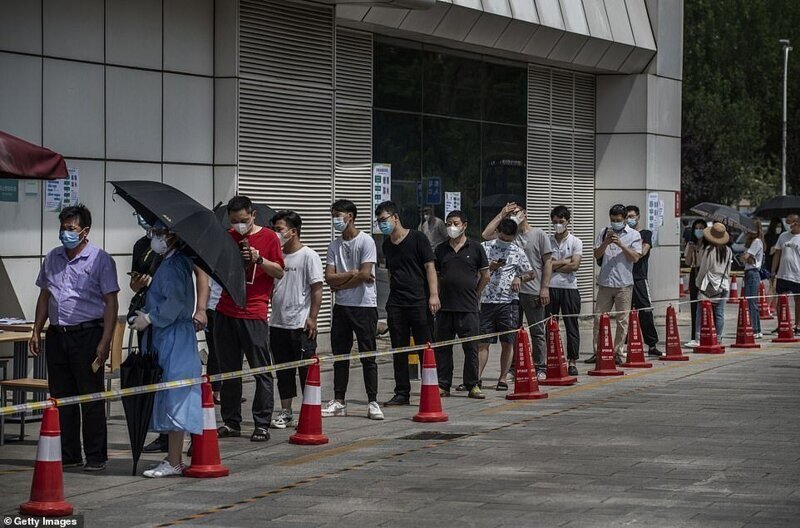 Люди, побывавшие на рынке "Синфади", в очереди на тестирование