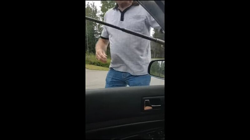 Видео: бешеный старик крушит стекла автомобиля металлическим прутом