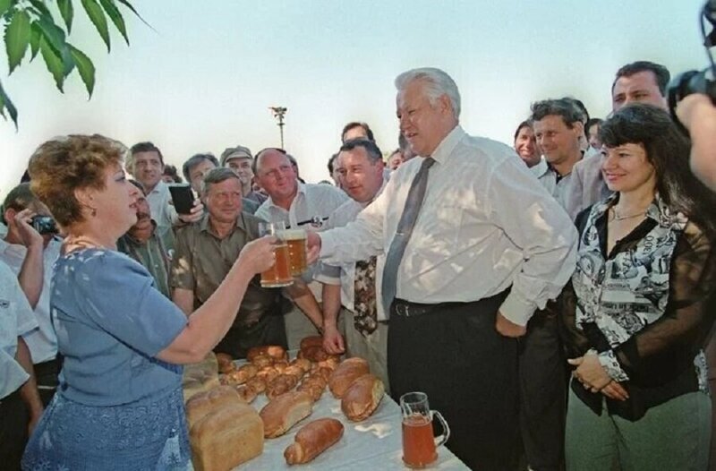 Борис Ельцин пьёт пиво с местными жителями, когда он сделал внеплановую остановку по дороге в Новочеркасск, 1996 год