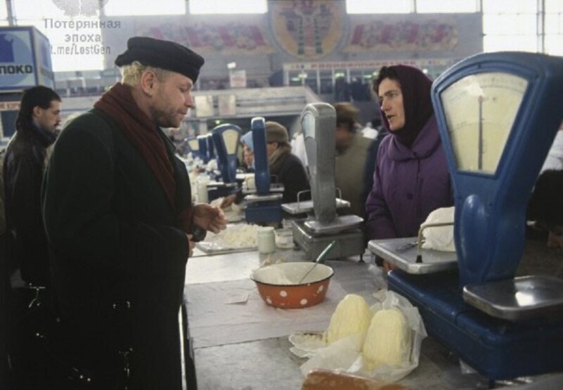 Борис Моисеев выбирает творог на рынке в Минске, 1996 год