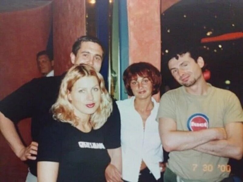 Ева Польна и Юрий Усачёв (группа «Гости из будущего») со своими поклонниками, 2000 год
