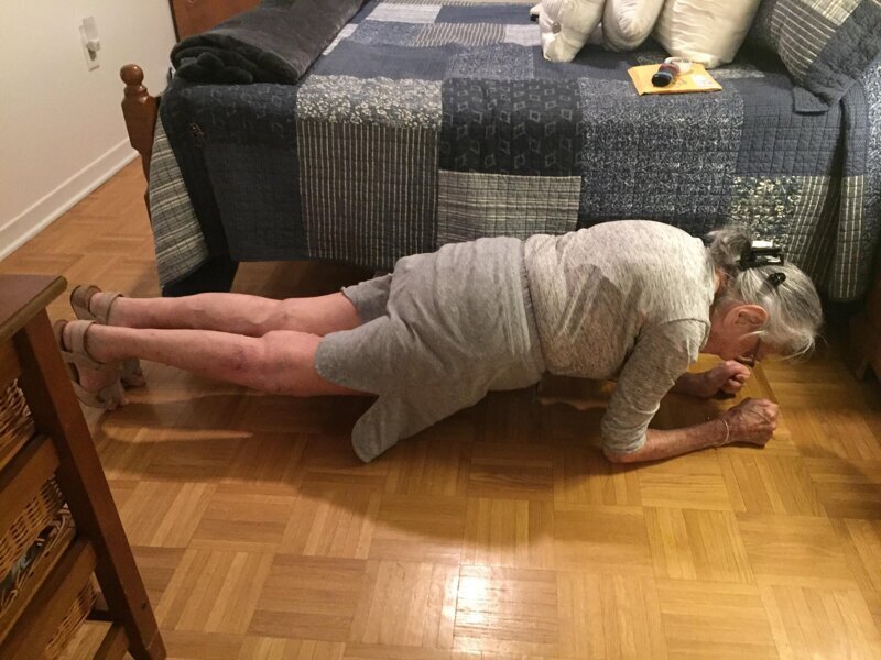 Столетняя бабушка делает планку