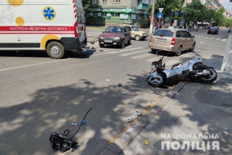 Водитель скутера выжил после серьезного столкновения с автомобилем