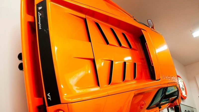 Придайте вашему дому уникальный стиль: на продажу выставили "настенный" Lamborghini Diablo
