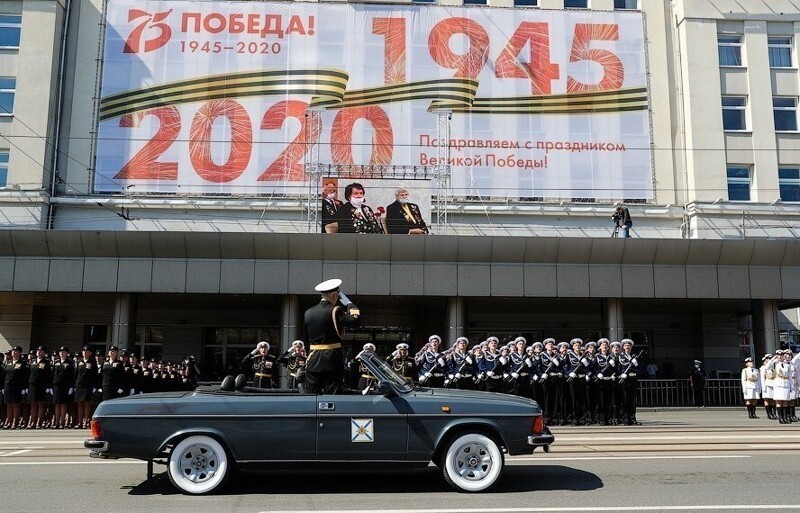 Парад Победы: военнослужащие прошли строем по центральным улицам российских городов