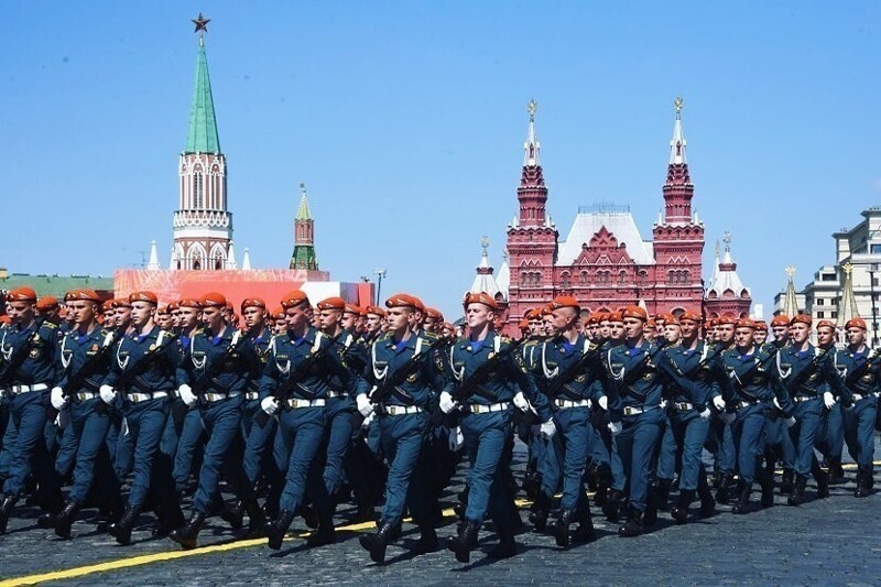 Парадный расчёт АГЗ МЧС России принял участие в Параде Победы на Красной площади