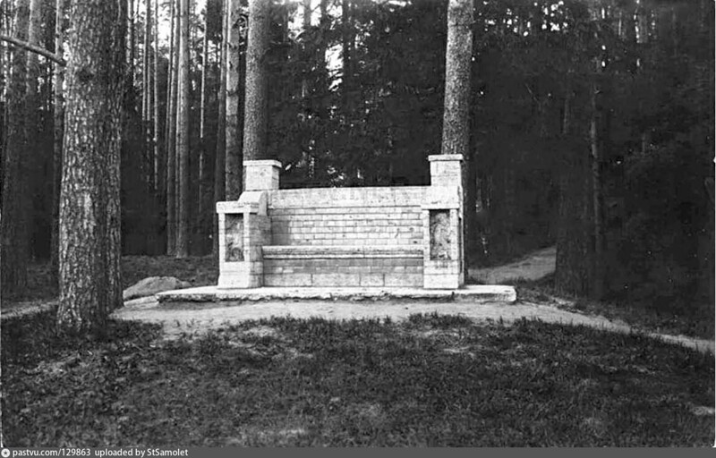 Каменная скамейка в Шуваловском парке