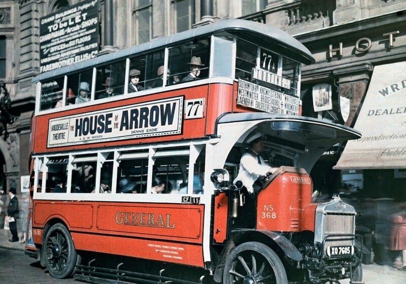 Двухэтажный лондонский автобус подбирает пассажира.  Фотограф Клифтон Р. Адамс (Clifton R.Adams). 1928. Автохром