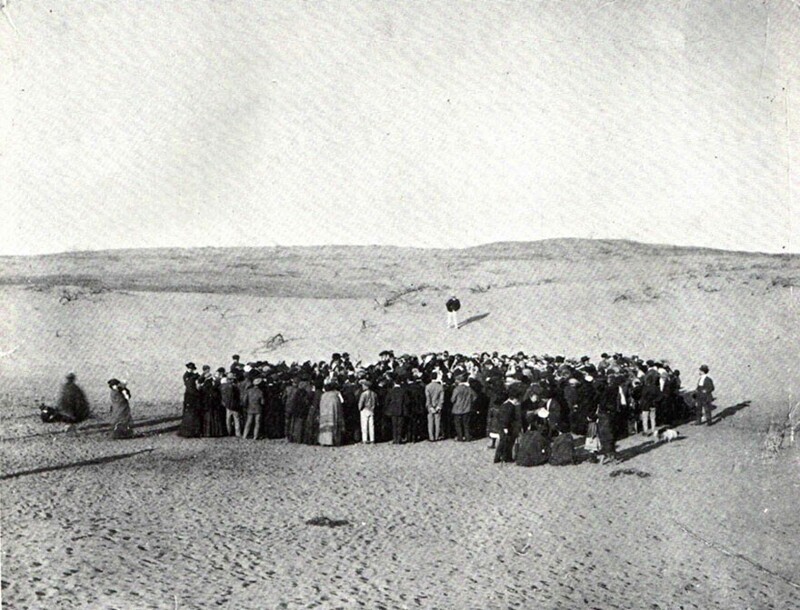 Около 100 человек участвуют в лотерее, чтобы разделить участок площадью 12 акров песчаных дюн, который впоследствии станет городом Тель-Авив, 1909