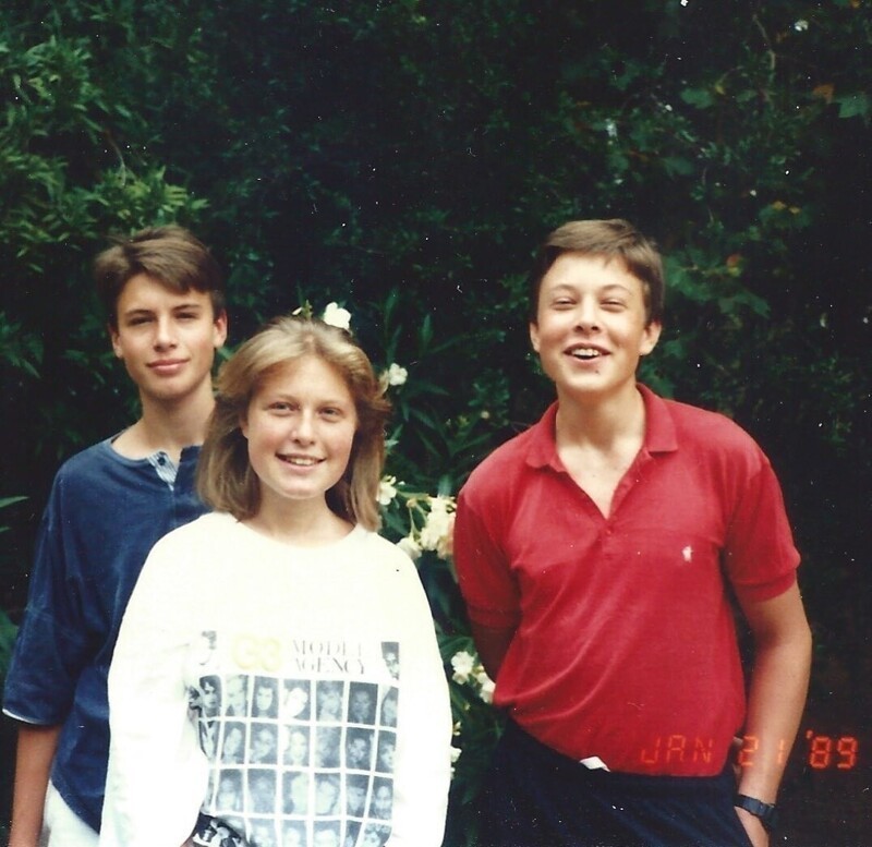 Илон Маск (справа) с братом Кимбалом и сестрой Тоской, ЮАР, 1989 год.