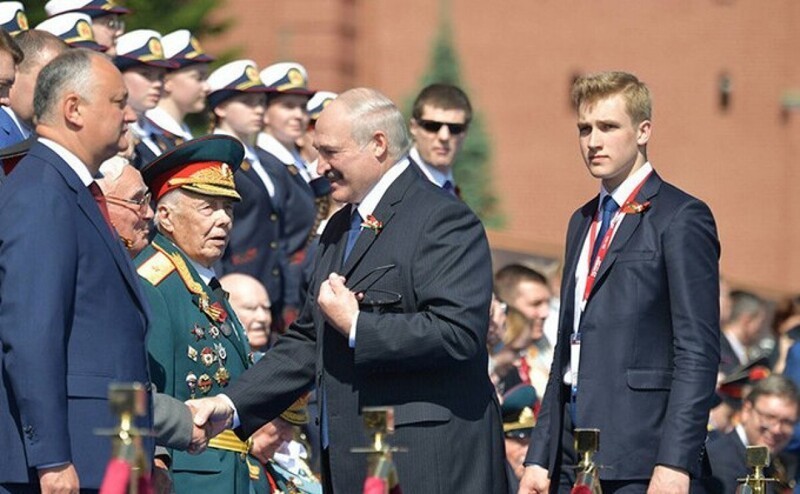 Сын Лукашенко, побывавший на Параде Победы в Москве, изумил россиянок своей красотой