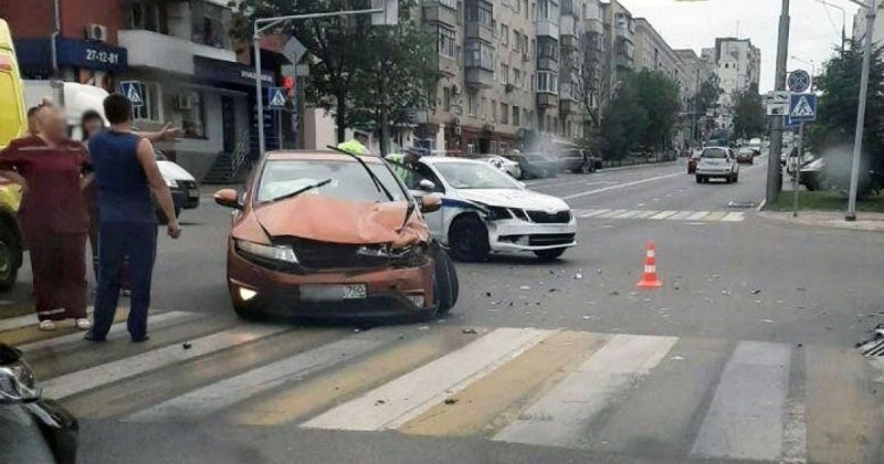 Honda Civic и полицейская патрульная Skoda столкнулись в Белгороде
