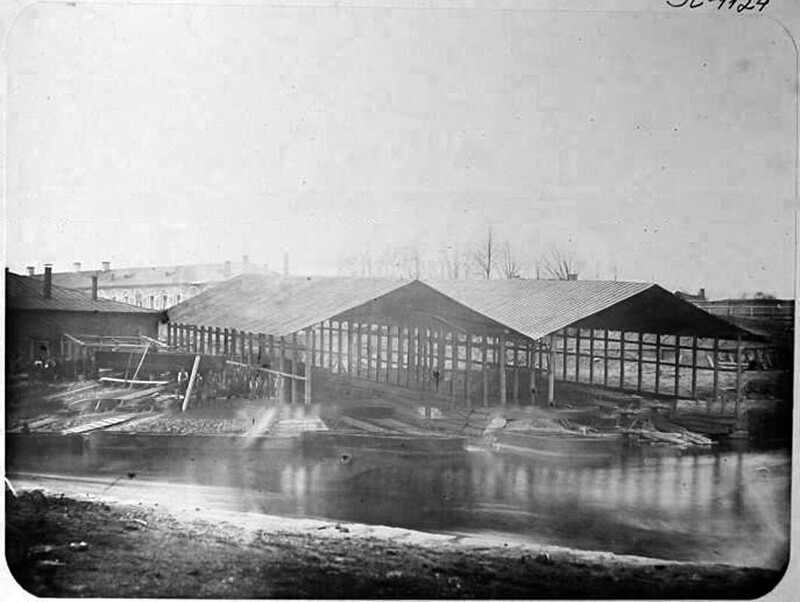 Вид здания, где располагалась медно-котельная мастерская, в центре -эллинги.