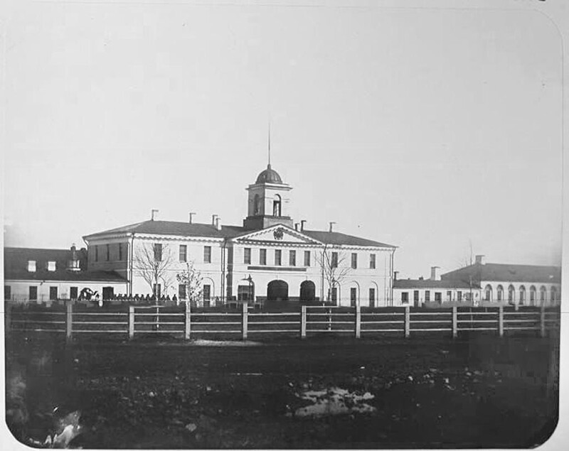 Вид здания, где располагалась контора Адмиралтейских Ижорских заводов; слева - гауптвахта.