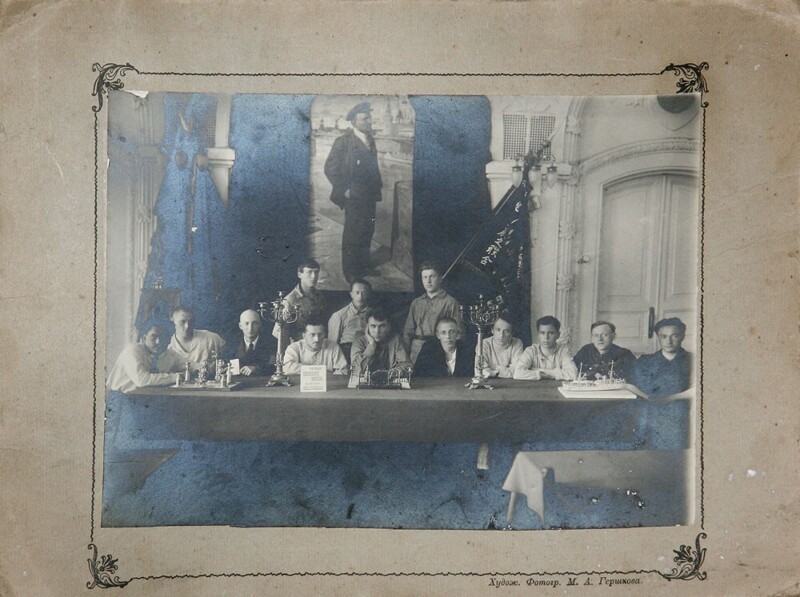 Фотография Президиума первого совещания еврейских советских писателей. На фото представлены (стоят, слева направо) Годинер, Н. Лурье, М. Литваков, Даниель, А. Кушни