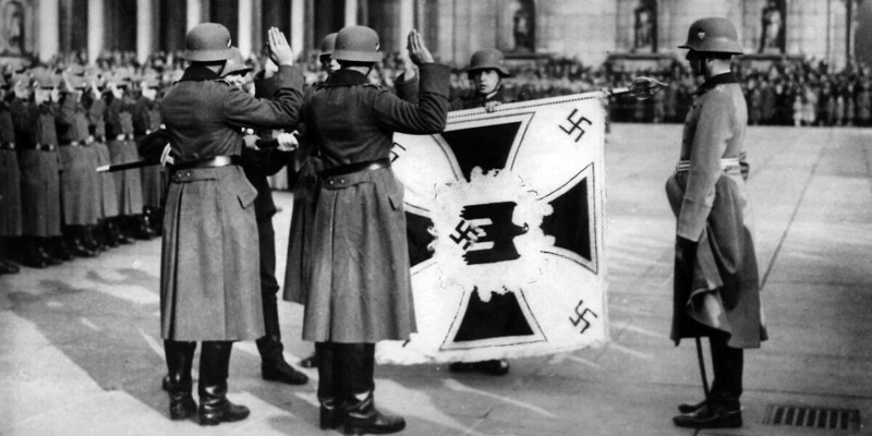 Почему на параде победы 1945-го к мавзолею бросали кайзеровские флаги