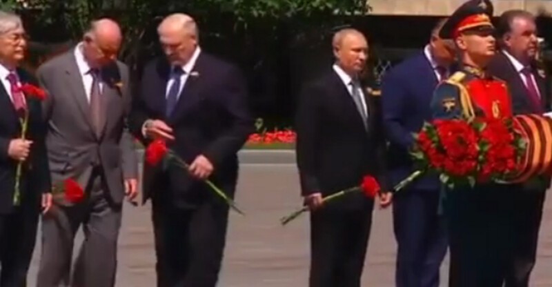 Лукашенко встал в позу и демонстративно отодвинулся от Путина при возложении цветов