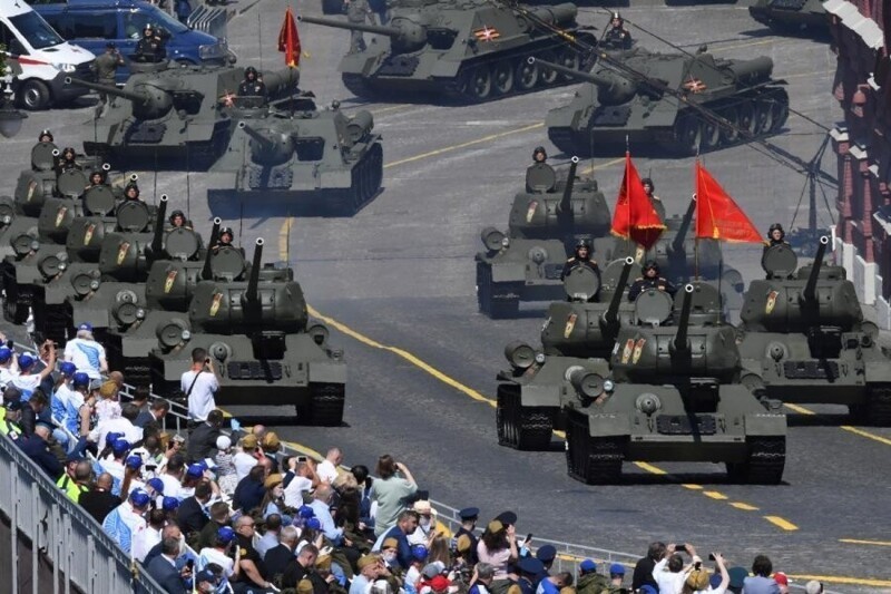 Британские борцы с расизмом посходили с ума, докопавшись до парада Победы в Москве