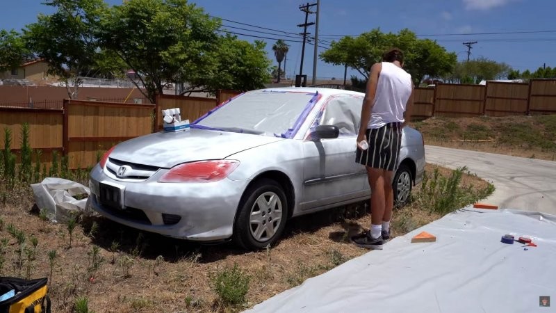 Предварительно машину целиком покрасили в базовый белый цвет. После этого блогер позвал на помощь друзей для погрузки автомобиля в воду.