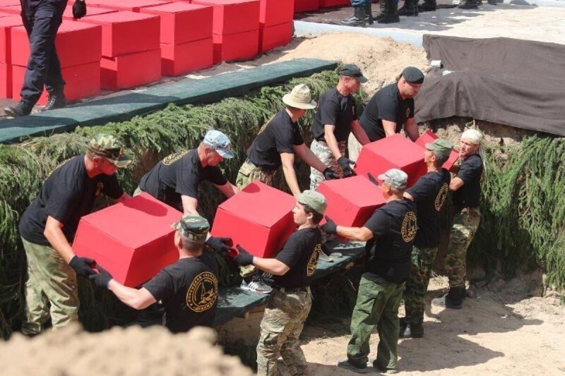 В Новгородской области захоронили сотни жертв латышских карателей