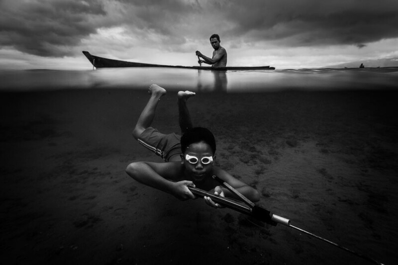 Подводные охотники, провинция Малуку, Индонезия. (Фото Buchari Muslim Diken/2020 Hamdan International Photography Award):