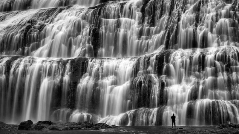 Водопад в Исландии. (Фото Photo by François Bogaerts/2020 Hamdan International Photography Award):