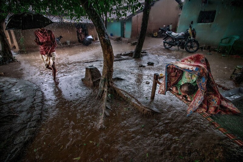 Проливной дождь в деревне, Индия. (Фото Sourav Das/2020 Hamdan International Photography Award):