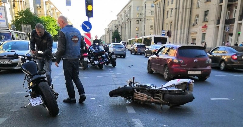 Водитель "Фольксвагена" пытался проскочить на красный и сбил двух байкеров на перекрестке