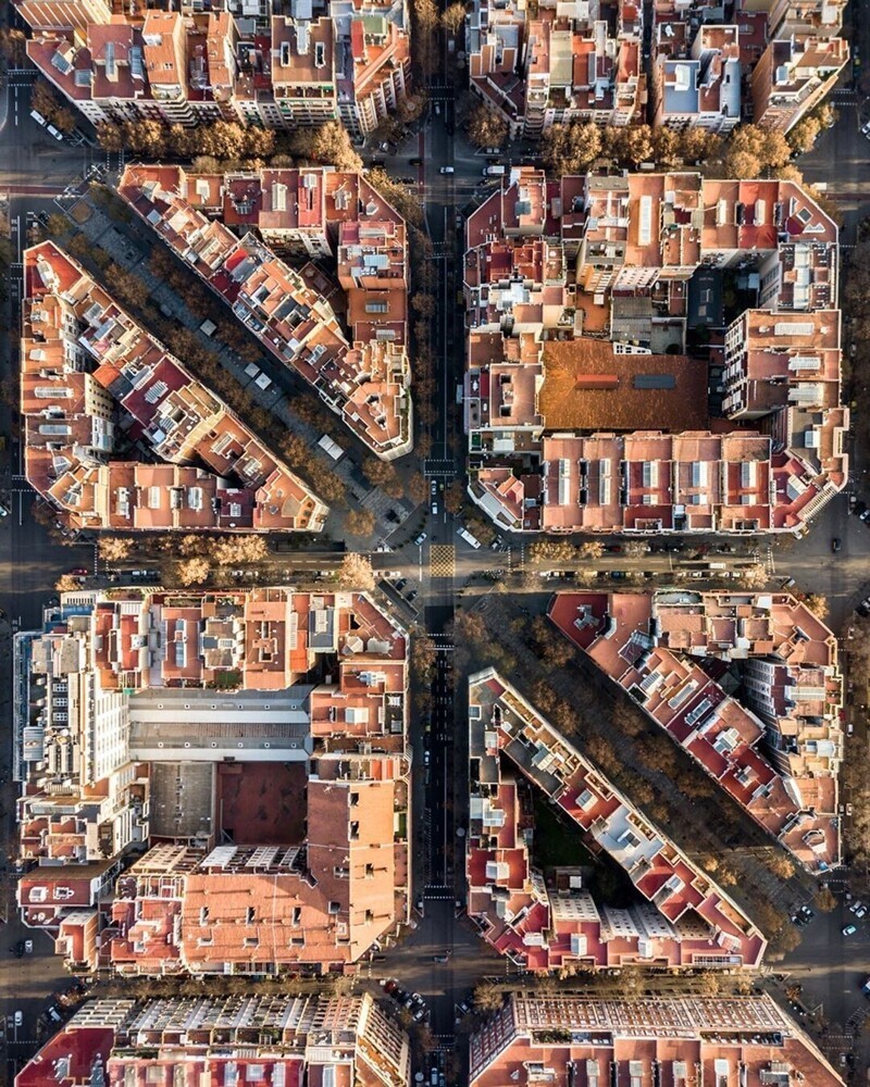 Самый симметричный город в мире: аэроснимки Барселоны, от которых захватывает дух
