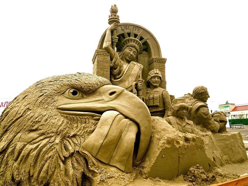 Орел и статуя свободы. (Фото Amazin Walter):