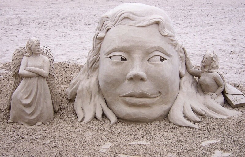 Песчаные скульптуры на берегу. (Фото Lori Hurley):