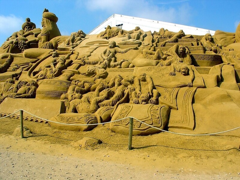 Песчаная скульптура обезьян. (Фото Karelj):