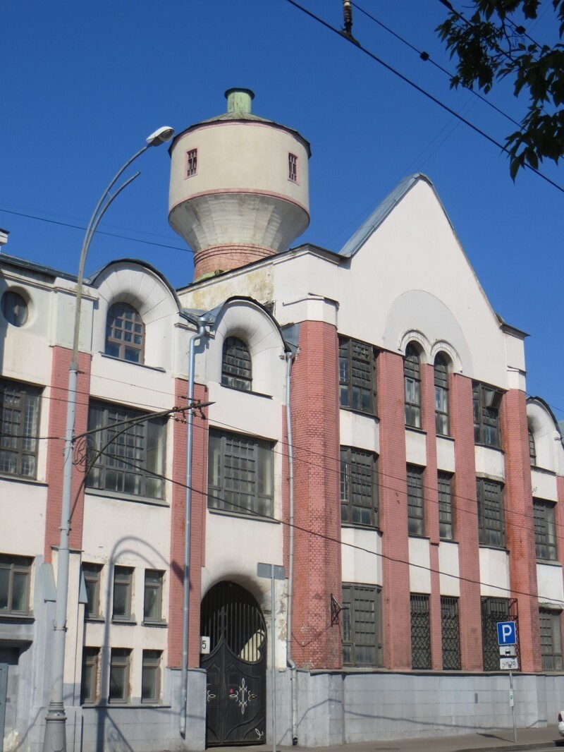 Построена в 1907-м году в стиле северный модерн, архитектор В.И. Ерамишанцев.