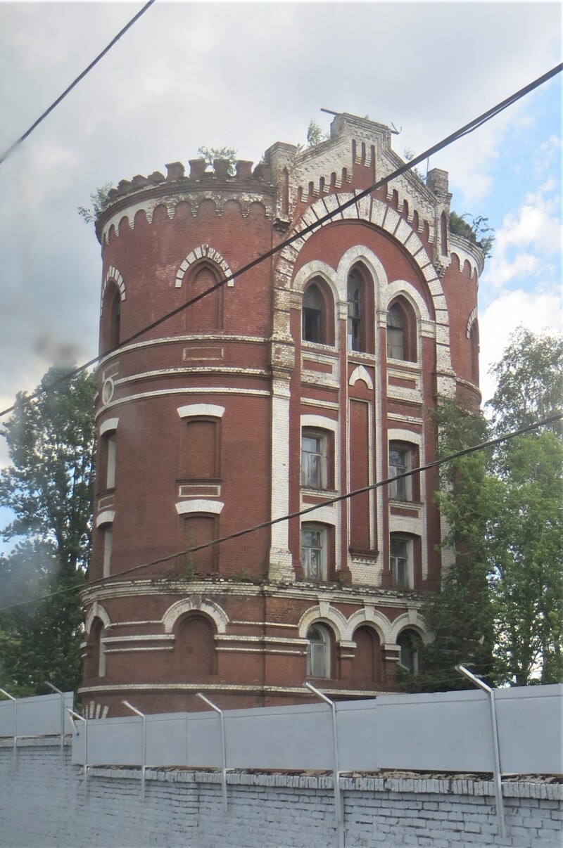  Башня возле станции Мытищи. Обслуживала вагоно-ремонтные мастерские, ставшие впоследствии Мытищинским машиностроительным заводом. Построена в 1890-е годы.