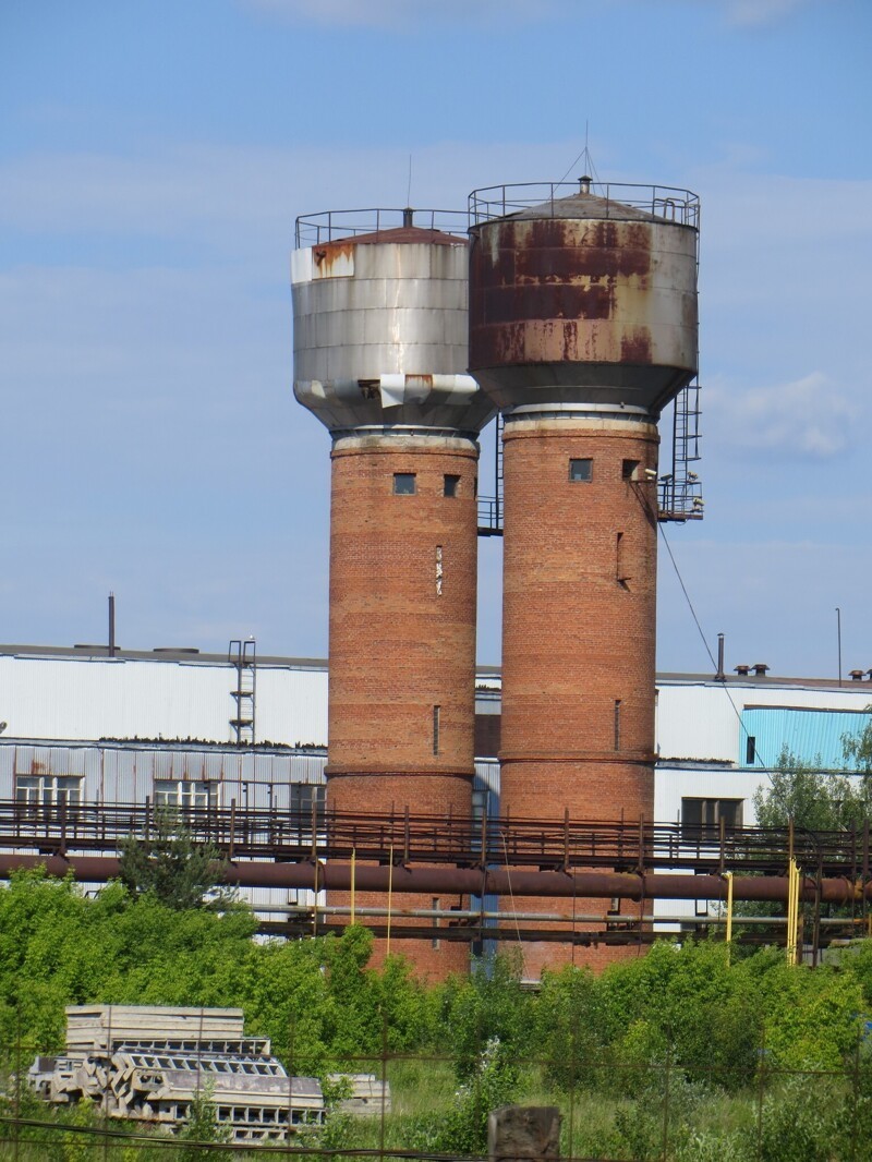 Башни-близнецы на территории Щёлковского металлургического завода.