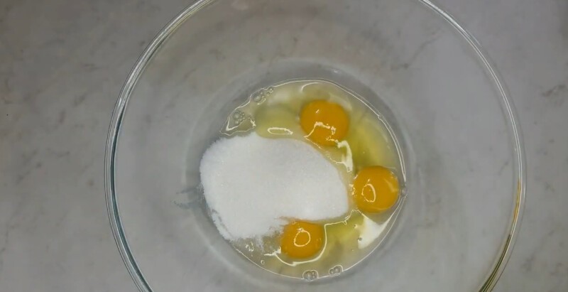 Готовим тесто. Соединяем в миске 3 куриных яйца и 120 гр сахара.