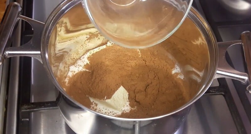 Готовим глазурь. В кастрюлю отправляем 4 ст. ложки какао, 4 ст. ложки сахара, 50 гр сливочного масла и 100 мл молока.