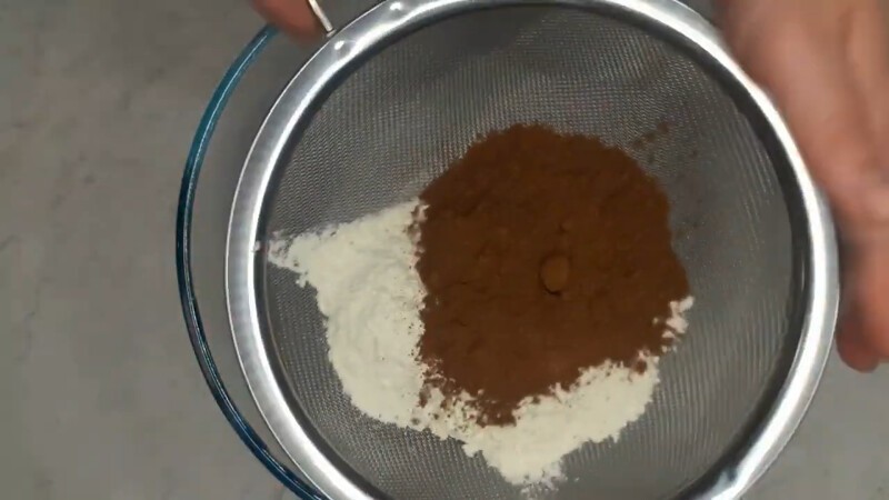 В другую миску просеиваем 20 гр какао, 80 гр пшеничной муки и 1 ч. ложку разрыхлителя.