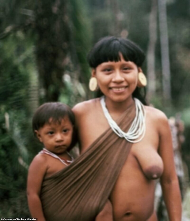 Исследователь опубликовал снимки, сделанные в племени дикарей