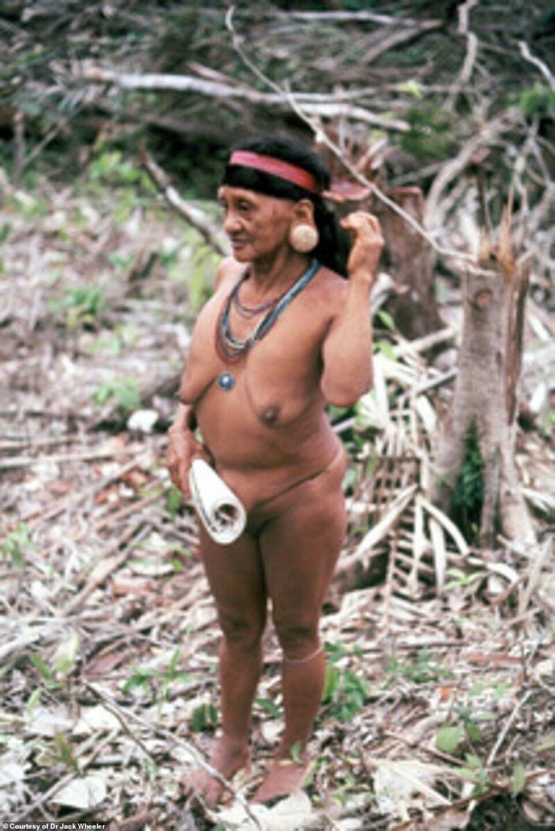 Исследователь опубликовал снимки, сделанные в племени дикарей