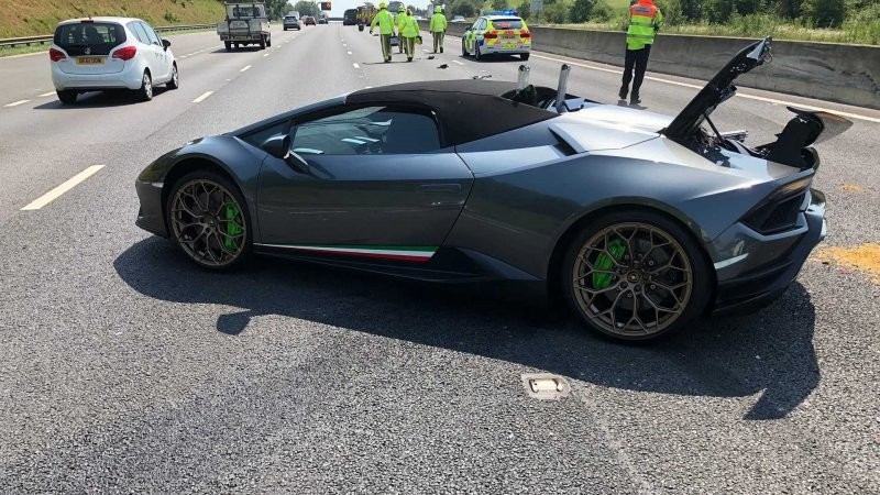  Обидно, досадно: новый Lamborghini разбили через 20 минут после покупки
